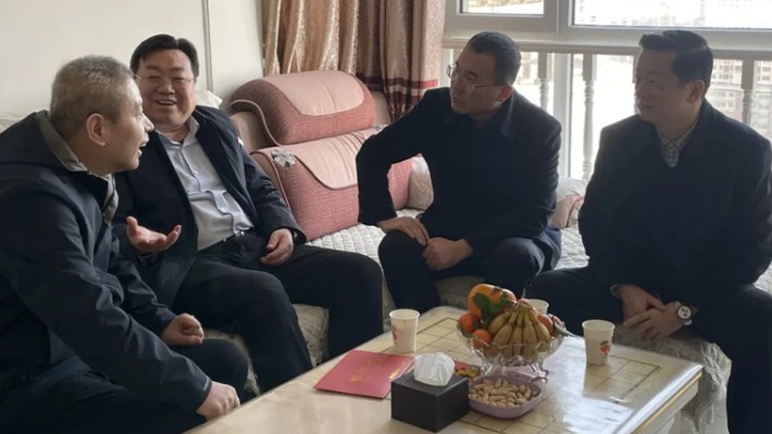 新春送暖 温情入户——李文恩慰问装备公司困难职工